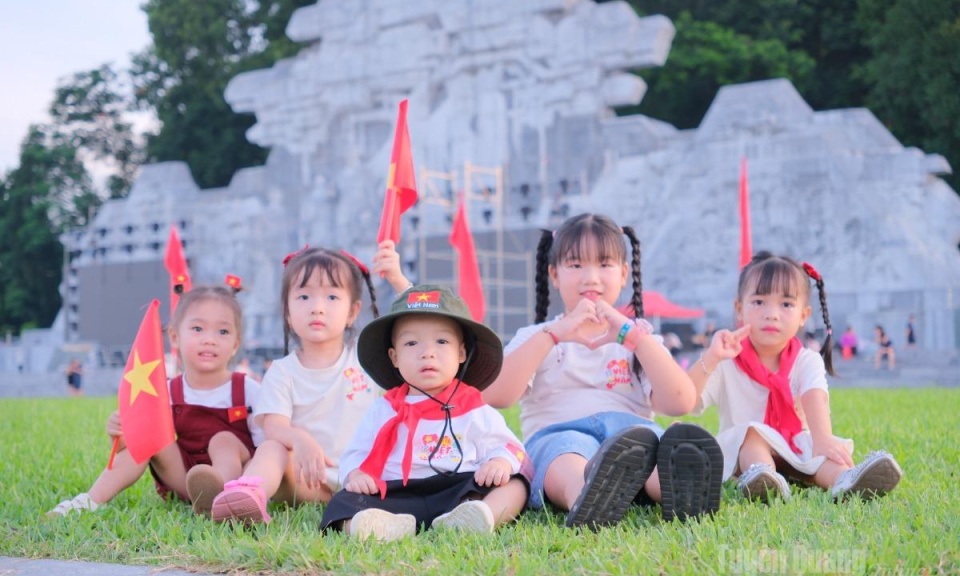 Photo - Tết Độc lập trong &aacute;nh mắt trẻ thơ