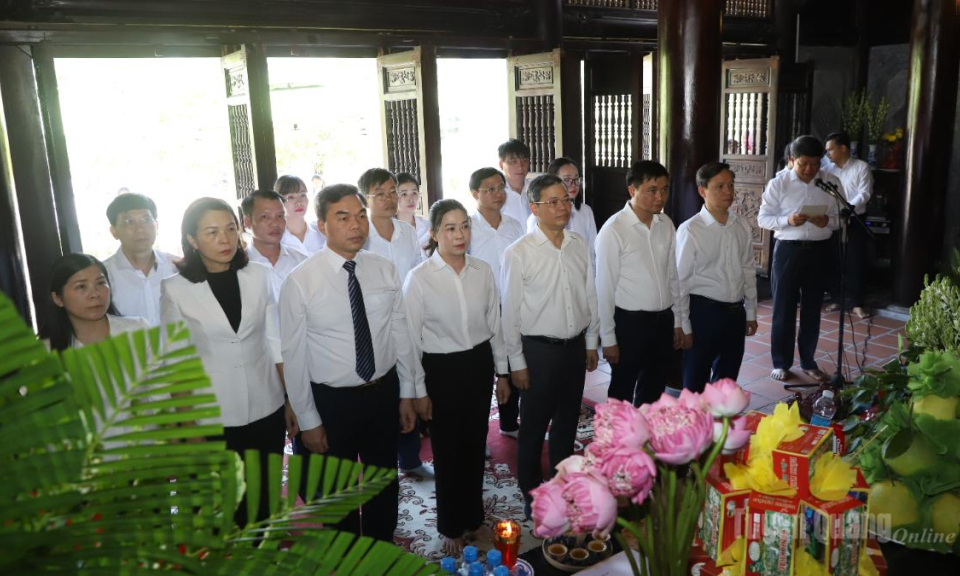 Đo&agrave;n đại biểu tỉnh d&acirc;ng hương tưởng nhớ Chủ tịch Hồ Ch&iacute; Minh