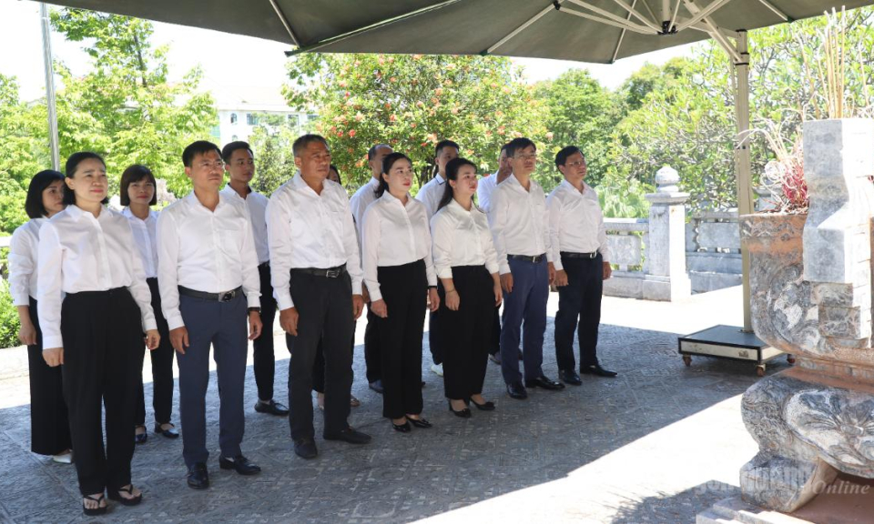 Đảng uỷ c&aacute;c cơ quan Đảng tỉnh d&acirc;ng hương tưởng nhớ Chủ tịch Hồ Ch&iacute; Minh
