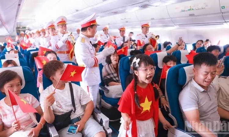 Giai điệu mừng Quốc kh&aacute;nh tr&ecirc;n độ cao 10.000m