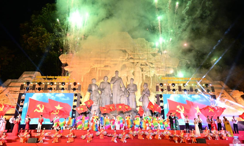 Chương tr&igrave;nh nghệ thuật "Bản h&ugrave;ng ca - M&ugrave;a thu lịch sử" tr&ecirc;n đất Tuy&ecirc;n Quang