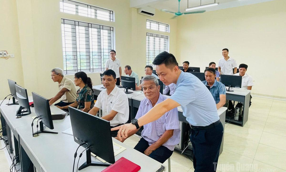 X&acirc;y dựng đội ngũ c&aacute;n bộ thạo việc, gần D&acirc;n