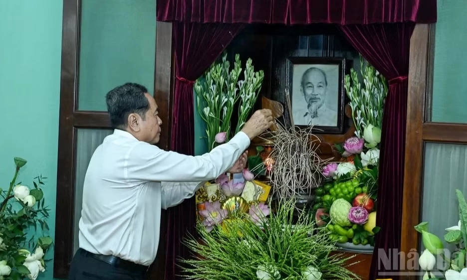 Chủ tịch Quốc hội Trần Thanh Mẫn d&acirc;ng hương tưởng nhớ Chủ tịch Hồ Ch&iacute; Minh