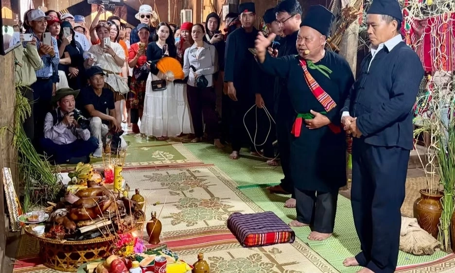 &ldquo;4 g&oacute;c nh&agrave;, 3 g&oacute;c bếp&rdquo;: T&igrave;nh l&agrave;ng nghĩa x&oacute;m trong lễ mừng cơm mới của đồng b&agrave;o Th&aacute;i, tỉnh Sơn La
