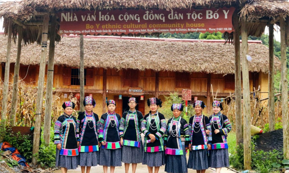 G&igrave;n giữ n&eacute;t đẹp trang phục truyền thống d&acirc;n tộc Bố Y