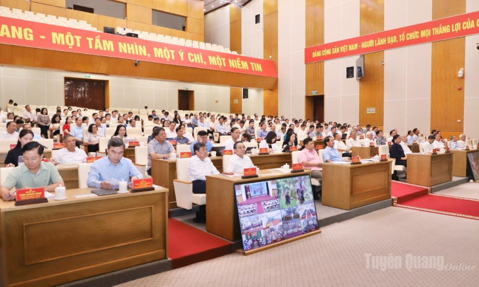 Hơn 15 ngh&igrave;n c&aacute;n bộ, đảng vi&ecirc;n tỉnh Tuy&ecirc;n Quang nghi&ecirc;n cứu, học tập c&aacute;c nghị quyết, chỉ thị của Bộ Ch&iacute;nh trị