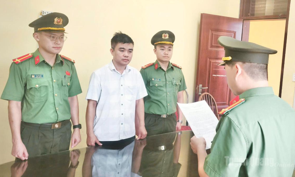 Khởi tố đối tượng lạm quyền trong khi thi h&agrave;nh c&ocirc;ng vụ