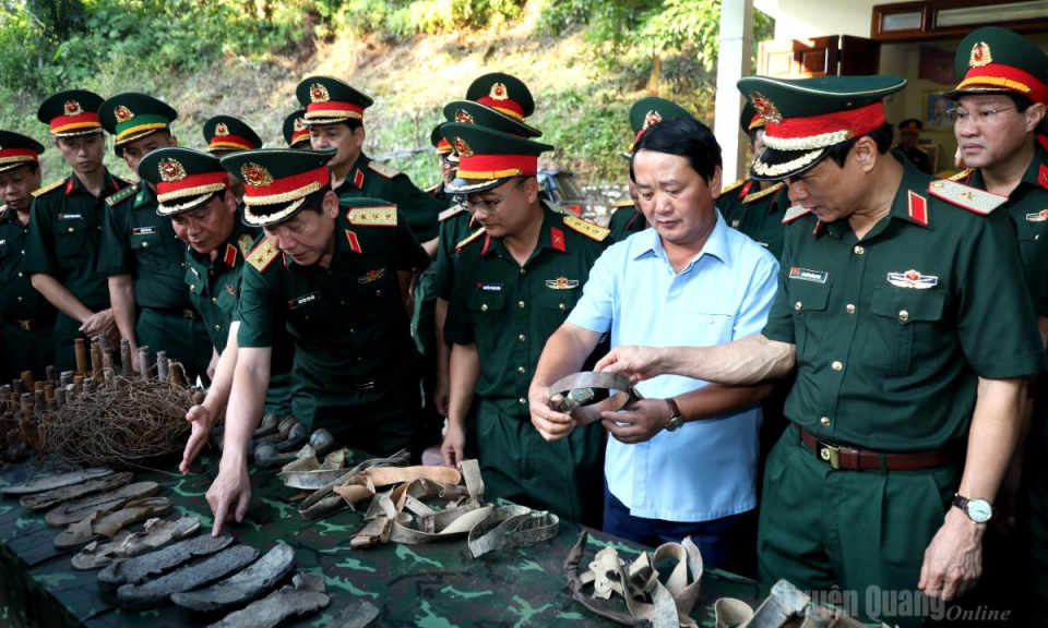 Thượng tướng Nguyễn Văn Gấu, Thứ trưởng Bộ Quốc ph&ograve;ng d&acirc;ng hoa, d&acirc;ng hương tại Nghĩa trang Liệt sĩ Quốc gia Vị Xuy&ecirc;n v&agrave; Đội T&igrave;m kiếm, quy tập h&agrave;i cốt liệt sĩ tại x&atilde; Thanh Thủy