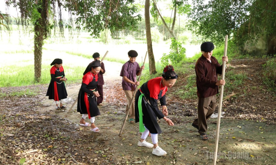 Khu&ocirc;n Then giữ bản sắc văn h&oacute;a Cao Lan