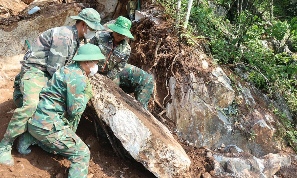 Ph&aacute; đ&aacute; t&igrave;m lối v&agrave;o hang sập tr&ecirc;n điểm cao 685