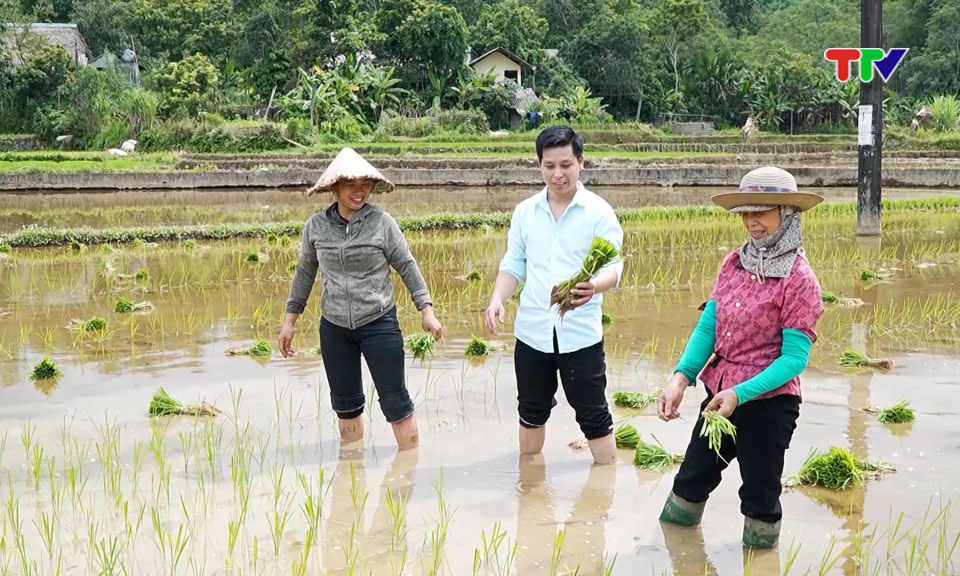 C&aacute;n bộ cơ sở - Gần d&acirc;n bằng ng&ocirc;n ngữ, phục vụ bằng tr&aacute;ch nhiệm