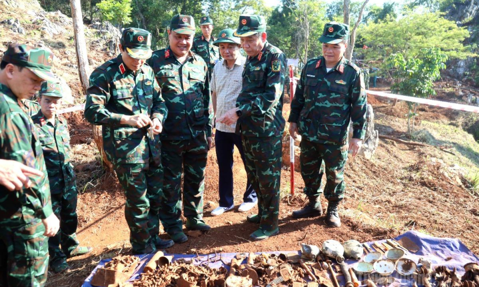 Thứ trưởng Bộ Quốc ph&ograve;ng kiểm tra c&ocirc;ng t&aacute;c t&igrave;m kiếm, quy tập h&agrave;i cốt liệt sĩ tại điểm cao 685