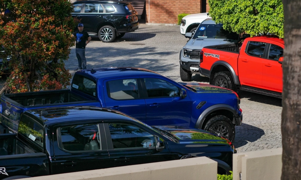 Ford triệu hồi hơn 1.500 xe Ranger đời 2026 v&igrave; gi&aacute; đỡ t&uacute;i kh&iacute; trụ B