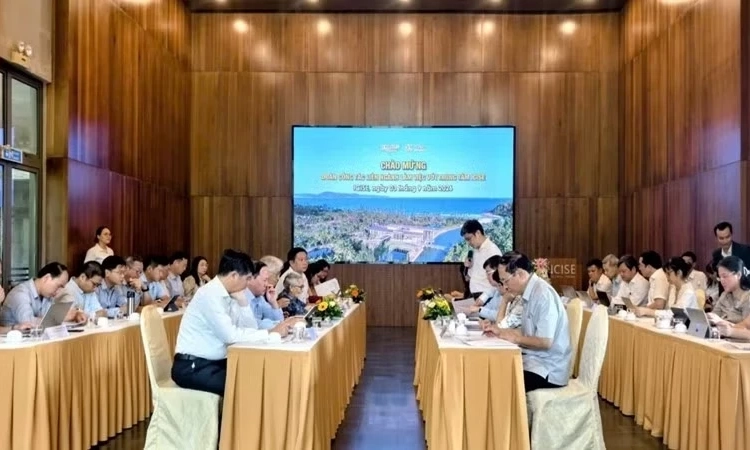 Đo&agrave;n c&ocirc;ng t&aacute;c Ch&iacute;nh phủ l&agrave;m việc với Trung t&acirc;m ICISE tại Quy Nhơn