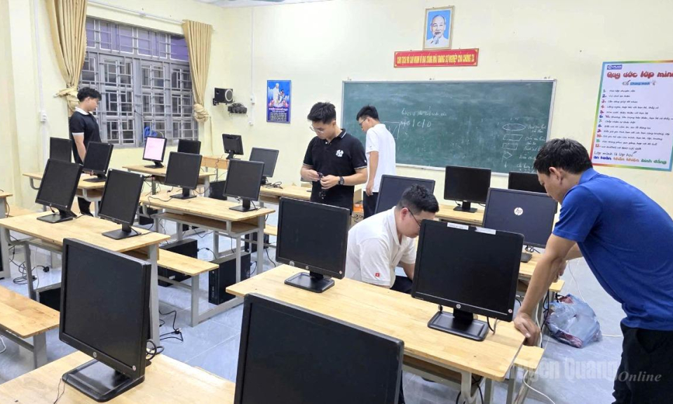 Trao tặng 50 bộ m&aacute;y t&iacute;nh cho học sinh v&ugrave;ng bi&ecirc;n
