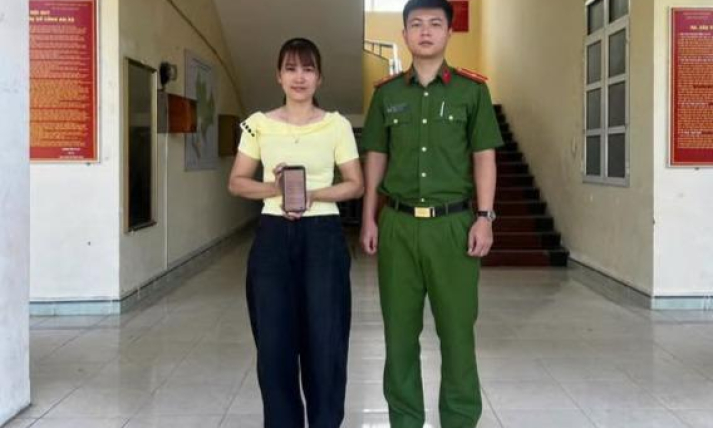 C&ocirc;ng an x&atilde; Xu&acirc;n V&acirc;n hỗ trợ c&ocirc;ng d&acirc;n nhận lại 10 triệu đồng chuyển khoản nhầm