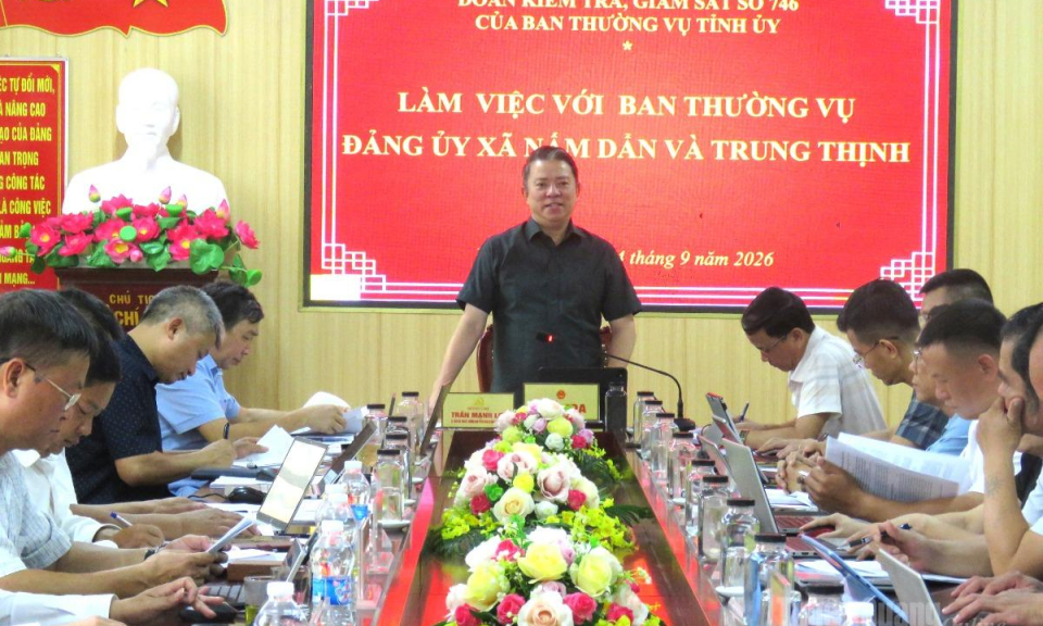 Trưởng ban Tuy&ecirc;n gi&aacute;o Tỉnh ủy Trần Mạnh Lợi l&agrave;m việc với Đảng ủy x&atilde; Trung Thịnh v&agrave; Nấm Dẩn
