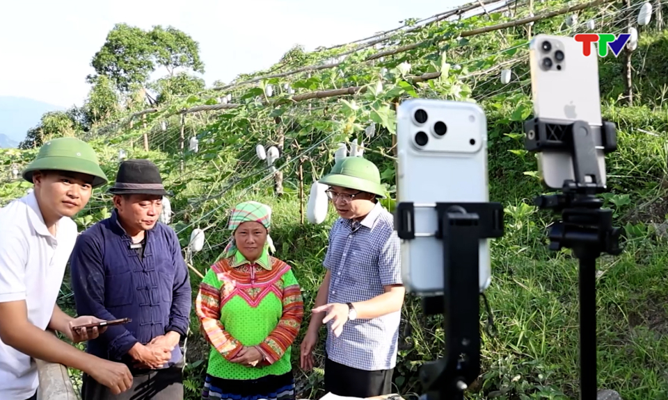Khi l&atilde;nh đạo x&atilde; ti&ecirc;n phong tr&ecirc;n nền tảng số