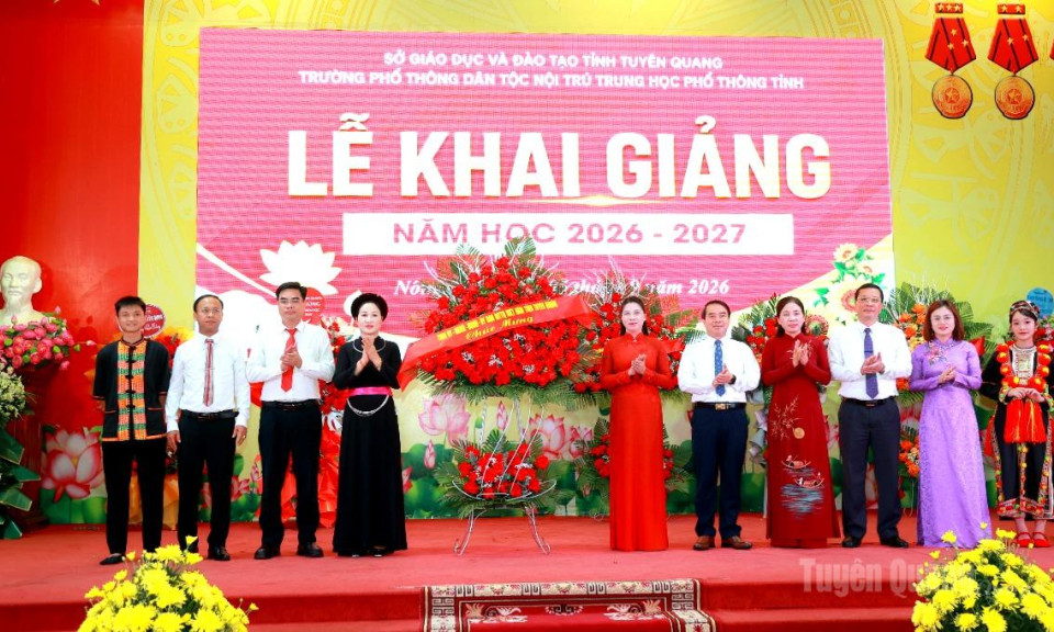 Đồng ch&iacute; L&ecirc; Thị Kim Dung, Ph&oacute; B&iacute; thư Thường trực Tỉnh ủy dự khai giảng năm học mới tại trường Phổ th&ocirc;ng D&acirc;n tộc nội tr&uacute; THPT tỉnh