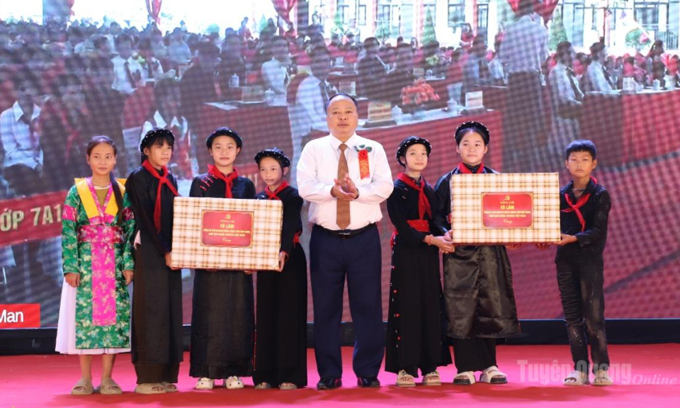 Chủ tịch UBND tỉnh Phan Huy Ngọc dự Lễ khai giảng tại Trường Phổ th&ocirc;ng nội tr&uacute; Tiểu học v&agrave; THCS Minh T&acirc;n