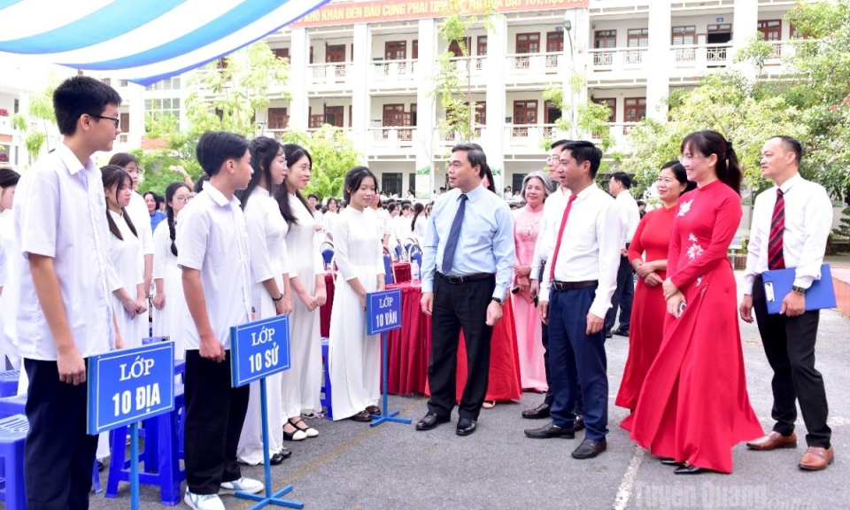 Ph&oacute; B&iacute; thư Tỉnh ủy, Chủ tịch Ủy ban MTTQ Việt Nam tỉnh Ma Thế Hồng dự Lễ khai giảng tại Trường THPT Chuy&ecirc;n H&agrave; Giang