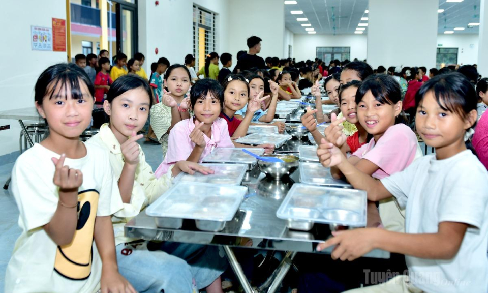 Bữa cơm ấm &aacute;p tại ng&ocirc;i trường nội tr&uacute; x&atilde; bi&ecirc;n giới Minh T&acirc;n