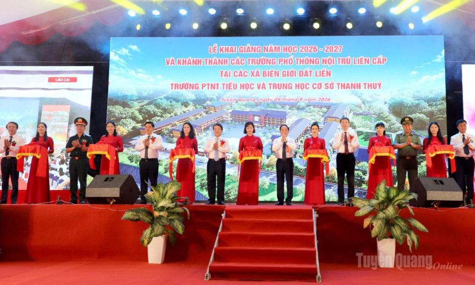 Đồng ch&iacute; Trưởng Ban Tuy&ecirc;n gi&aacute;o Trung ương Trịnh Văn Quyết dự Lễ khai giảng v&agrave; cắt băng kh&aacute;nh th&agrave;nh Trường Phổ th&ocirc;ng nội tr&uacute; li&ecirc;n cấp Tiểu học v&agrave; THCS Thanh Thủy
