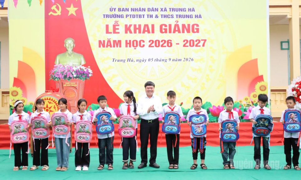 Trao 170 suất qu&agrave; cho học sinh kh&oacute; khăn nh&acirc;n dịp khai giảng năm học mới