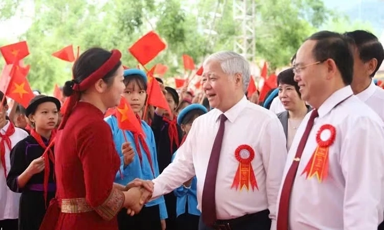 Ph&oacute; Chủ tịch Thường trực Quốc hội Đỗ Văn Chiến dự khai giảng v&agrave; kh&aacute;nh th&agrave;nh trường mới tại B&igrave;nh Li&ecirc;u