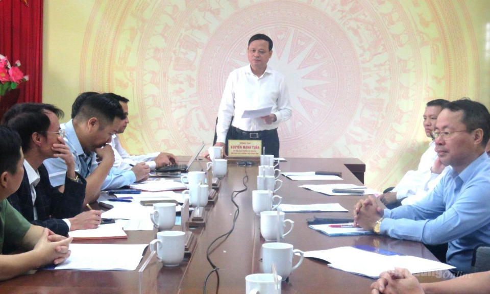 Ph&oacute; Chủ tịch Thường trực UBND tỉnh Nguyễn Mạnh Tuấn l&agrave;m việc với x&atilde; X&iacute;n Mần