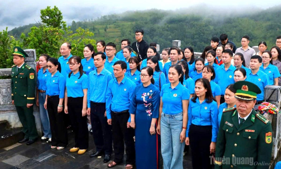Li&ecirc;n đo&agrave;n Lao động tỉnh tổ chức Lễ ch&agrave;o cờ tại Cột cờ Quốc gia Lũng C&uacute;
