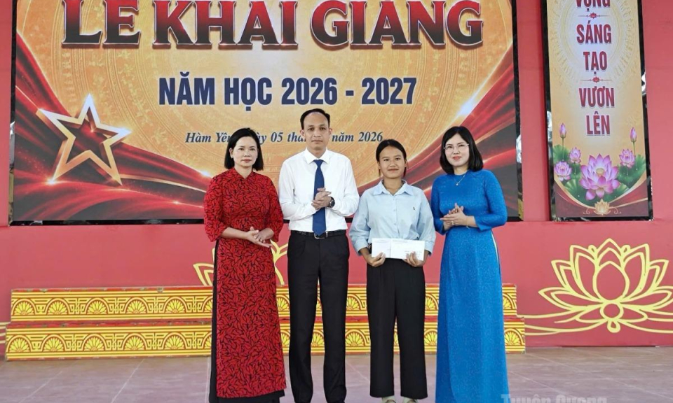 Trường Phổ th&ocirc;ng D&acirc;n tộc nội tr&uacute; THCS v&agrave; THPT H&agrave;m Y&ecirc;n trao hỗ trợ cho em Ho&agrave;ng Thị Hải Yến