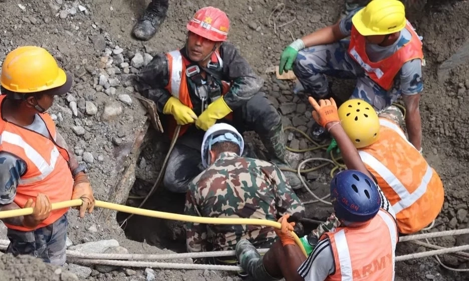Lũ qu&eacute;t tại Nepal: Giải cứu được 2 người sau 10 ng&agrave;y mắc kẹt