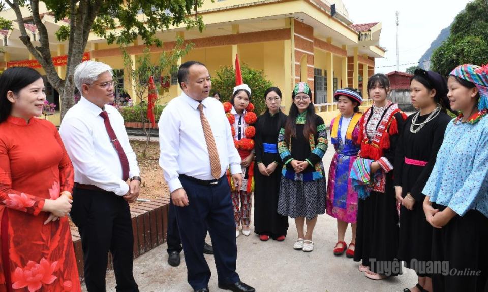 Chủ tịch UBND tỉnh kiểm tra c&ocirc;ng t&aacute;c triển khai nhiệm vụ năm học mới