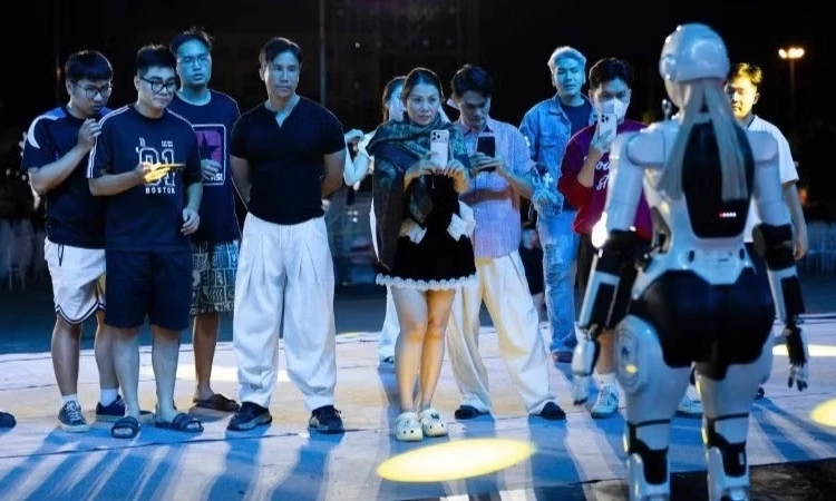 Robot h&igrave;nh người đồng diễn c&ugrave;ng th&iacute; sinh trong đ&ecirc;m chung kết Miss Galaxy Vietnam 2026