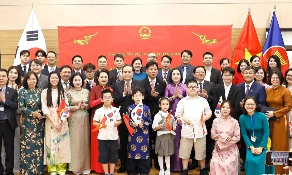 Đo&agrave;n kết, đ&oacute;ng g&oacute;p t&iacute;ch cực cho sở tại cũng như lu&ocirc;n hướng về qu&ecirc; hương, đất nước