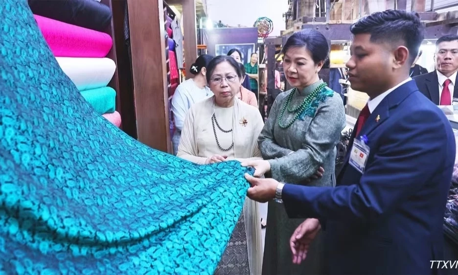 Phu nh&acirc;n Tổng B&iacute; thư, Chủ tịch nước T&ocirc; L&acirc;m v&agrave; Phu nh&acirc;n Tổng thống Myanmar thăm l&agrave;ng lụa Vạn Ph&uacute;c