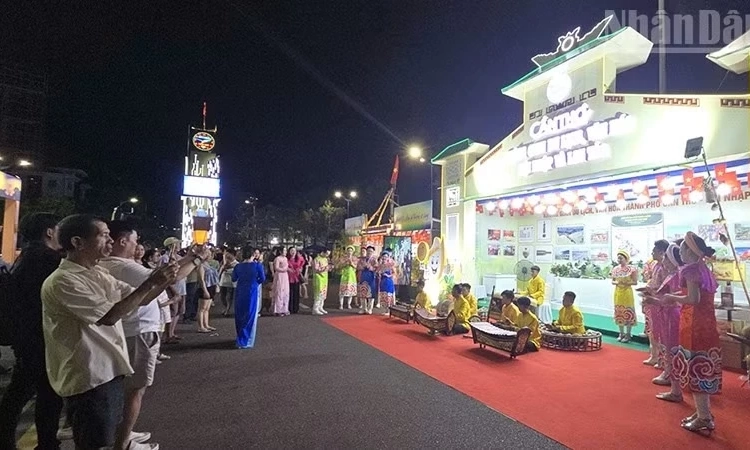 Khai mạc triển l&atilde;m &ldquo;Kh&ocirc;ng gian Du lịch, Văn h&oacute;a - Hội nhập v&agrave; lan tỏa&rdquo;
