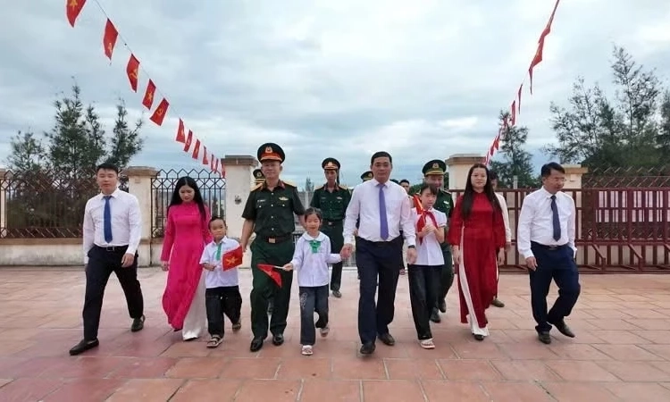 X&uacute;c động lễ khai giảng nơi đảo xa