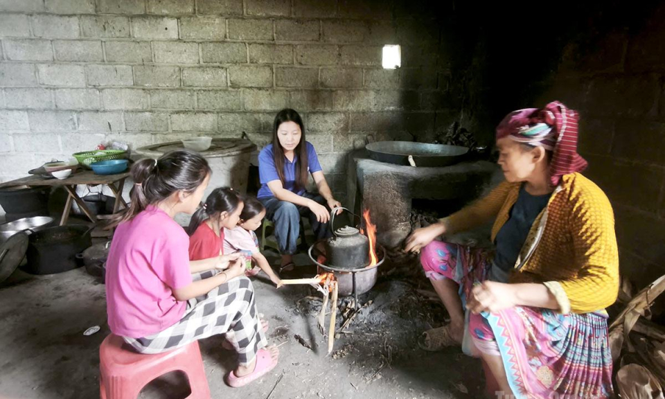 Nương tựa b&agrave; nội gi&agrave; yếu, ba chị em mồ c&ocirc;i kh&aacute;t khao được đến trường