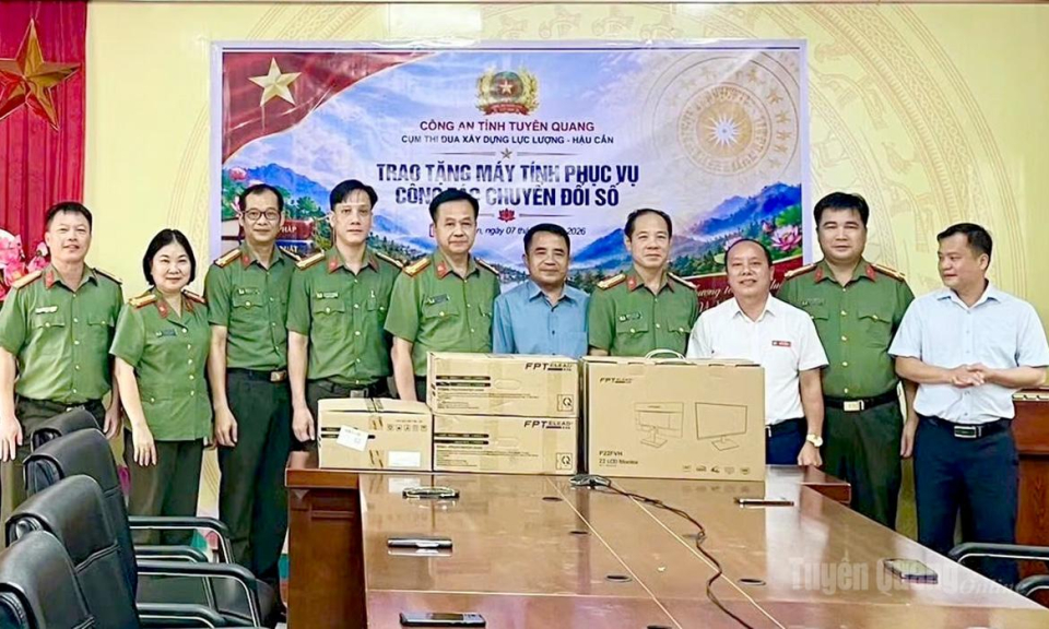 C&ocirc;ng an tỉnh đồng h&agrave;nh c&ugrave;ng gi&aacute;o dục v&agrave; chuyển đổi số tại X&iacute;n Mần