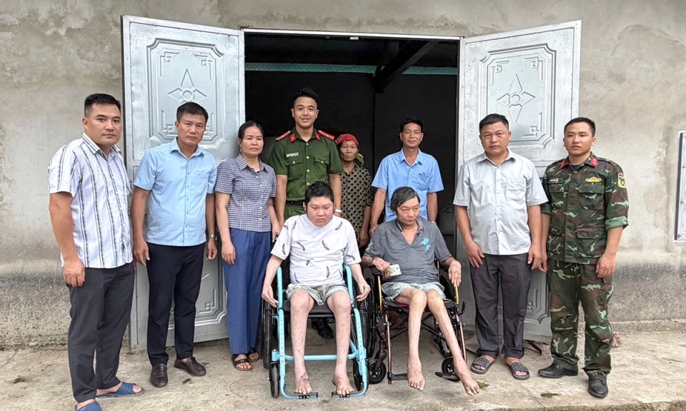 Trao xe lăn cho hai bố con người khuyết tật x&atilde; Th&ocirc;ng Nguy&ecirc;n