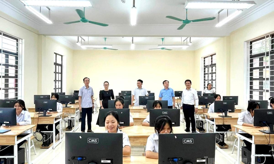 Thắp s&aacute;ng m&aacute;i trường &ndash; Đồng h&agrave;nh c&ugrave;ng em đến trường