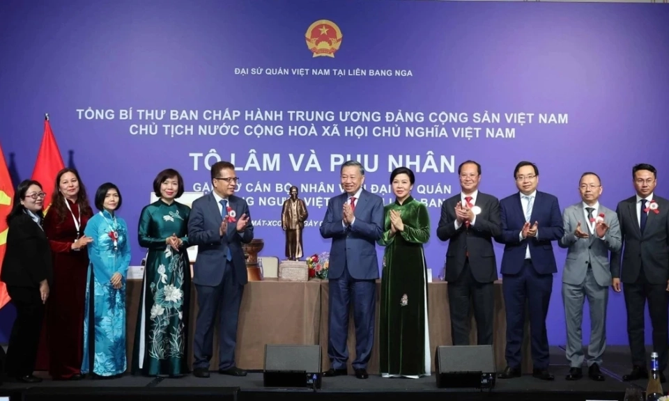 Tổng B&iacute; thư, Chủ tịch nước T&ocirc; L&acirc;m gặp gỡ c&aacute;n bộ nh&acirc;n vi&ecirc;n Đại sứ qu&aacute;n v&agrave; cộng đồng người Việt tại Li&ecirc;n bang Nga