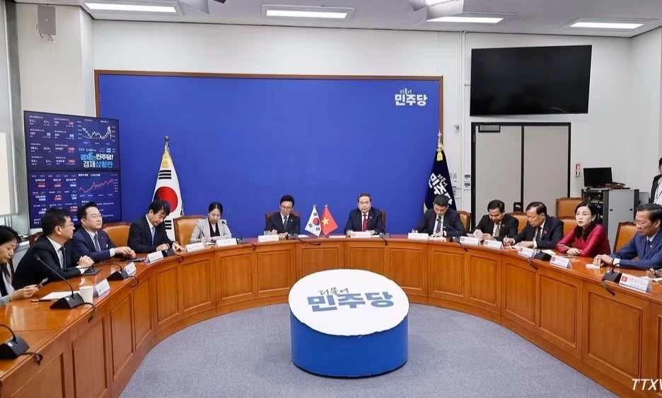 Chủ tịch Quốc hội Trần Thanh Mẫn tiếp Chủ tịch Đảng D&acirc;n chủ Đồng h&agrave;nh Kim Min Seok