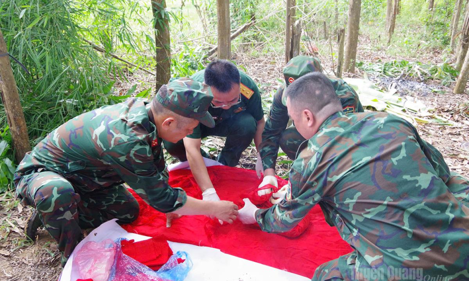 Cất bốc, quy tập 1 bộ h&agrave;i cốt liệt sĩ tại phường B&igrave;nh Thuận