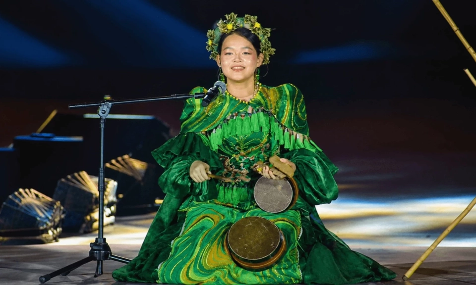 Nghệ sĩ Ng&ocirc; Ch&acirc;u Anh đưa &acirc;m nhạc d&acirc;n gian đương đại Việt Nam ra thế giới