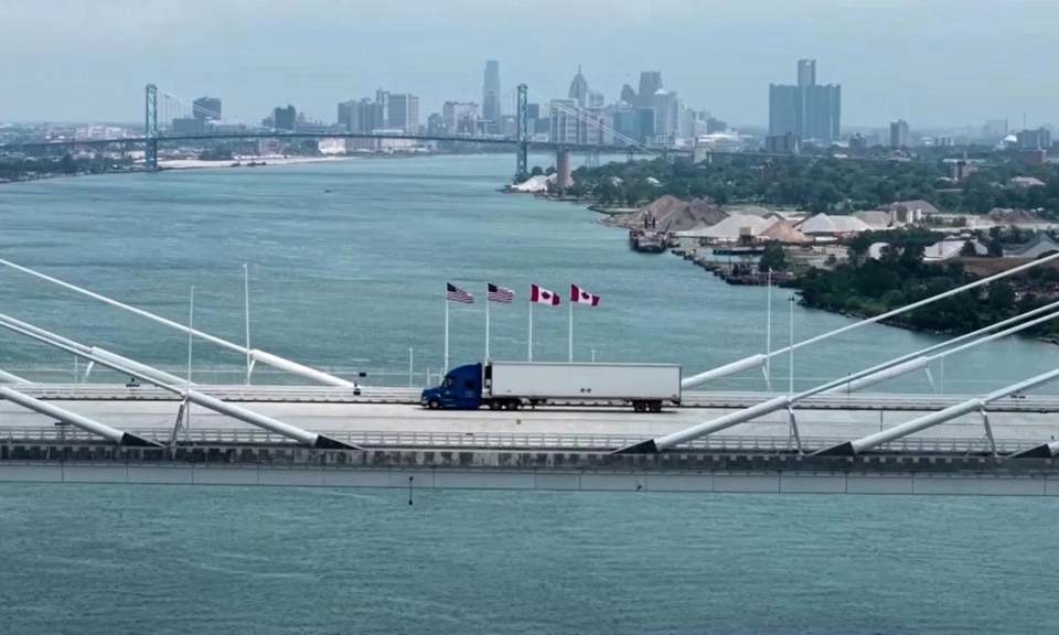 Mỹ cấm nhập rượu, sữa từ Canada, căng thẳng thương mại gia tăng