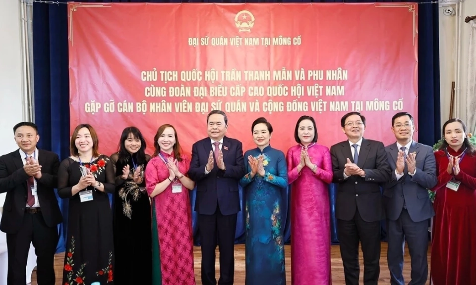 [Ảnh] Chủ tịch Quốc hội v&agrave; Phu nh&acirc;n gặp gỡ cộng đồng người Việt Nam tại M&ocirc;ng Cổ