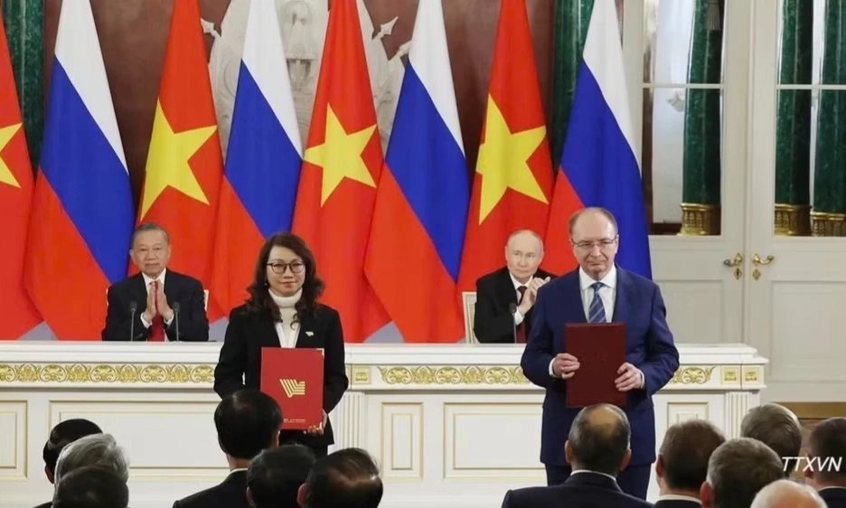 [Ảnh] Tổng B&iacute; thư, Chủ tịch nước T&ocirc; L&acirc;m v&agrave; Tổng thống Nga Vladimir Putin chứng kiến Lễ trao c&aacute;c văn kiện hợp t&aacute;c giữa Việt Nam-Li&ecirc;n bang Nga